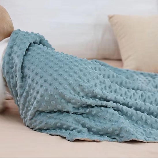 Bébé qui fait quatre pate avec couverture bébé