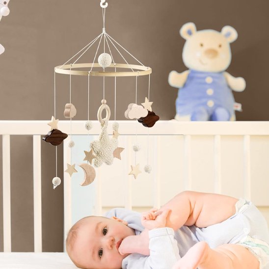 Bébé regardant mobile bébé