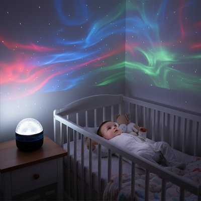 Bébé regarde la lumière projetée par la veilleuse projection