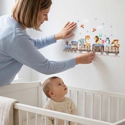 Bébé regarde maman placer stickers autocollants  muraux