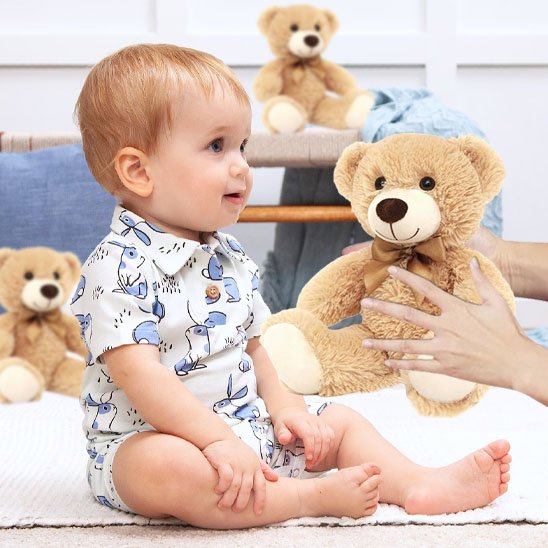Bébé regarde ours peluche 