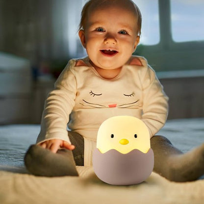 bebe riant devant sa veilleuse enfant