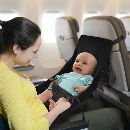 bebe souriant dans lit bebe de voyage