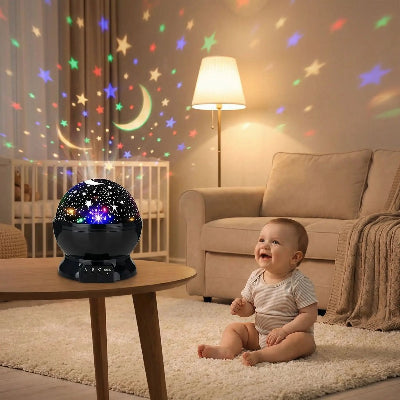 bebe souriant devant veilleuse projecteur etoiles