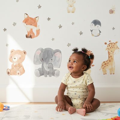 Bébé sourit au stickers muraux