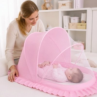 Bébé sous moustiquaire lit bebe sourit à maman