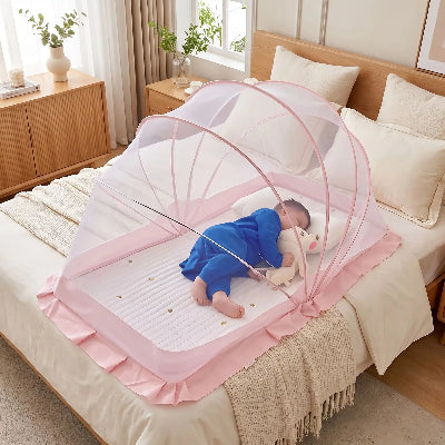 Bébé sous moustiquaire pliante sur parents