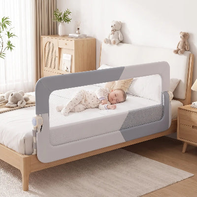 Bébé sur lit à barrière de lit pour bébé