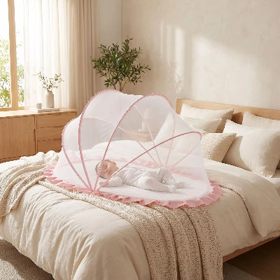 bebe sur lit parent sous moustiquaire pour bebe pliante