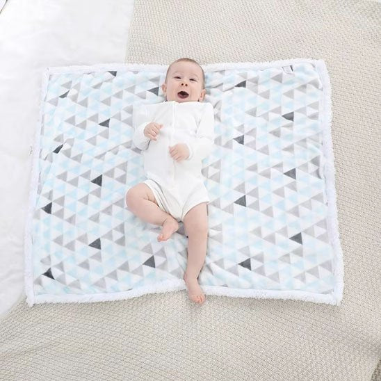 Bébé sur sa couverture bébé