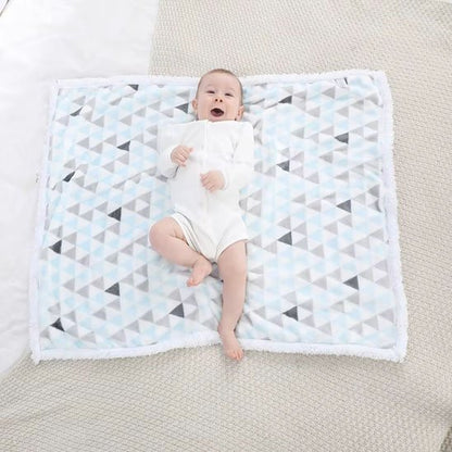 Bébé sur sa couverture bébé