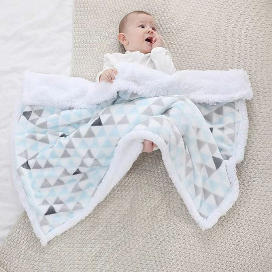 Bébé tient sa couverture bébé