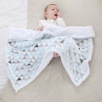 Bébé tient sa couverture bébé