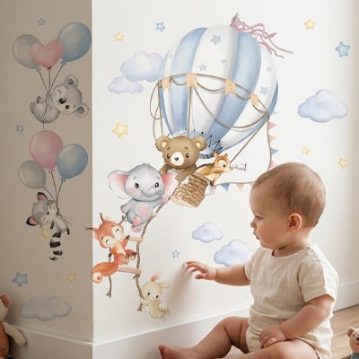 Bébé touche le stickers mural chambre