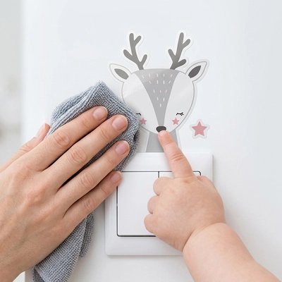 Bébé touche les stickers muraux