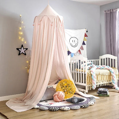 berceau ciel de lit bebe rose dans chambre