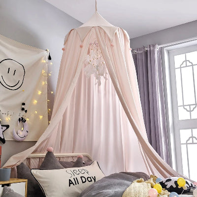berceau ciel de lit bebe rose sur lit