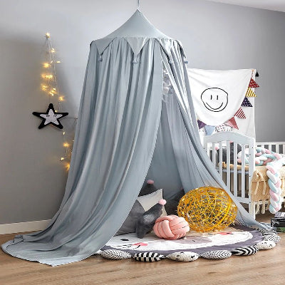 chambre decore avec ciel de lit berceau bebe