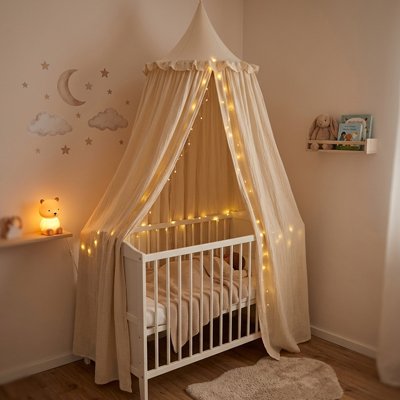 Ciel de lit sur le lit bébé