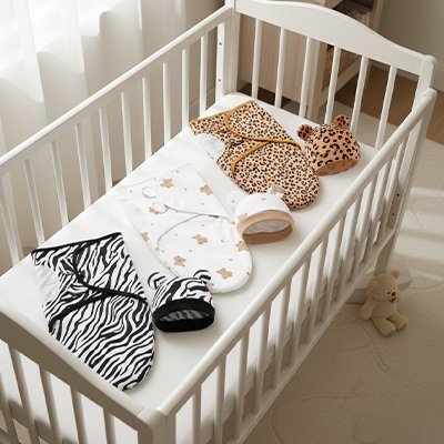 couverture d emmaillotage dans le lit
