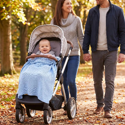 Couverture personnalisée pour bébé sur bébé dans poussette