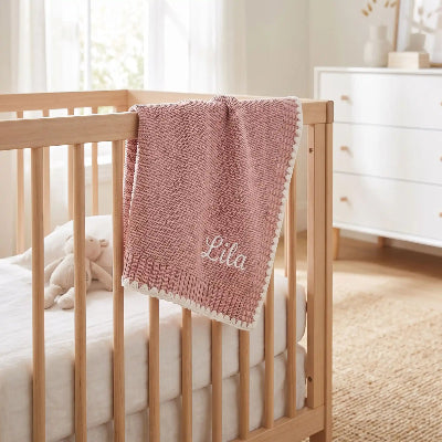 Couverture respirante personnalisée sur bord du lit bébé