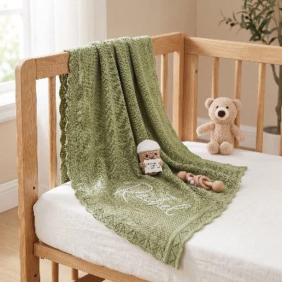 Couverture tricotée personnalisée bébé sur le lit