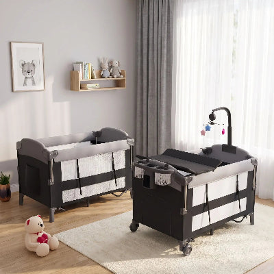 Deux bébéconfort lit parapluie dans la chambre