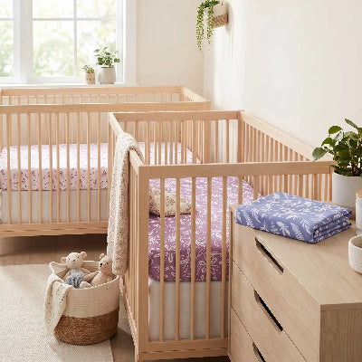Deux des drap housse petit nuage placés dans lits