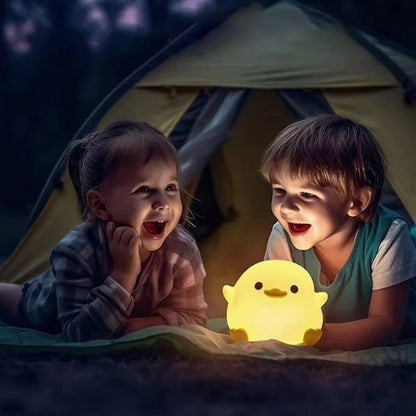 deux enfants heureux devant veilleuse bebe