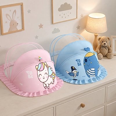 Deux moustiquaire lit bébé sur armoire