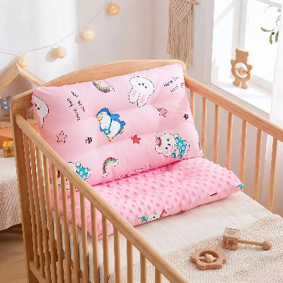 deux oreiller bebe dans le berceau
