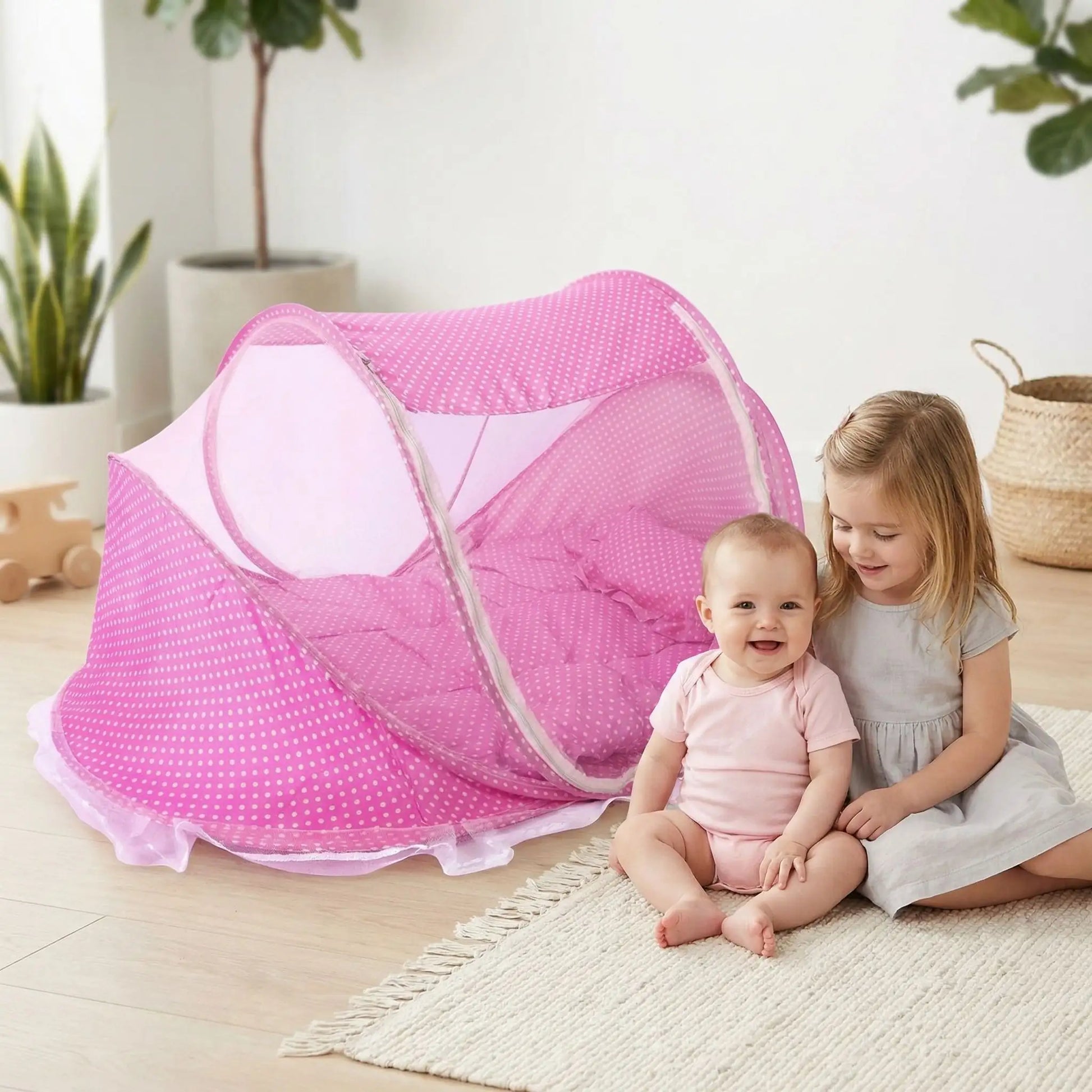 deux soeurs a cote lit moustiquaire pour bebe