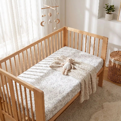 doudou sur drap de lit bébé