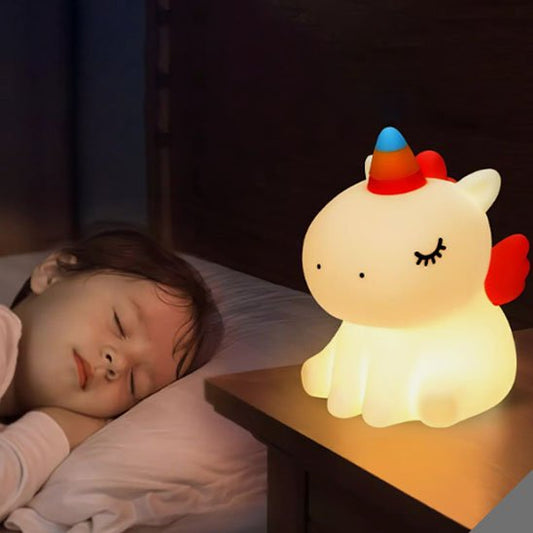 enfant dormant avec sa veilleuse bebe