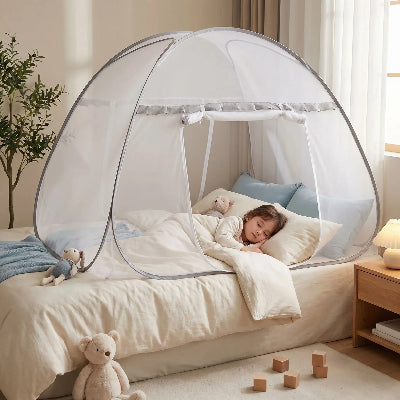 enfant dort dans moustiquaire pour enfant pliable