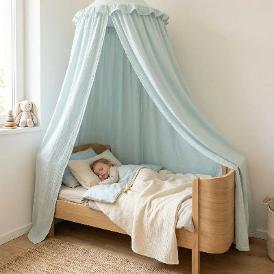 enfant dort sous ciel de lit bebe avec support