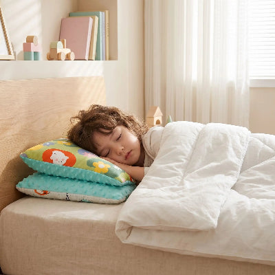 enfant dort sur oreiller bebe