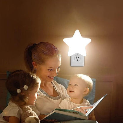 enfant et maman contents lisant avec veilleuse bebe