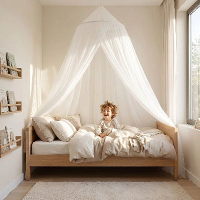 enfant dort sous ciel de lit bebe