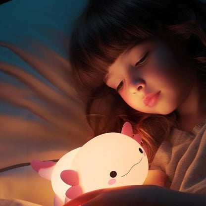 enfant regadant sa veilleuse bebe