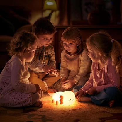 enfants autour de veilleuse bebe