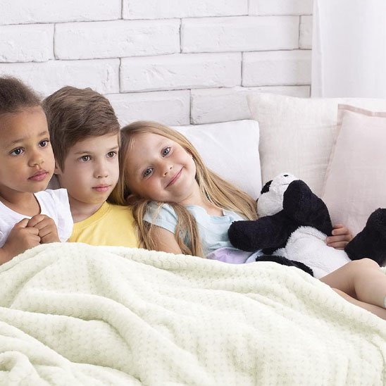 enfants heureux sous la couverture bébé