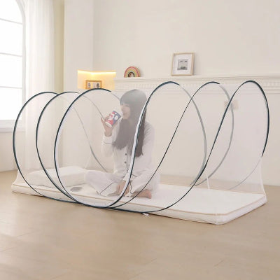 fille assit dans moustiquaire pliable