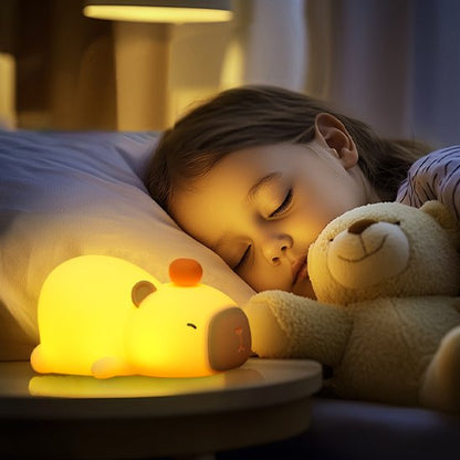 fille avec doudou dormant et veilleuse bebe