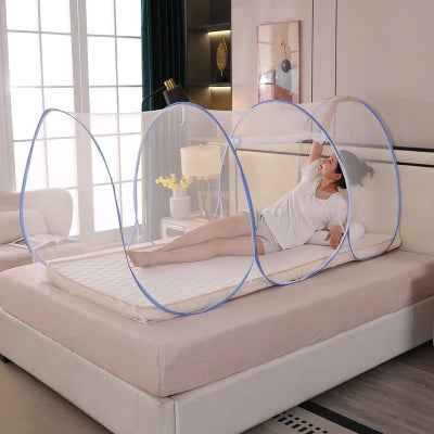 fille couche dans moustiquaire pliable
