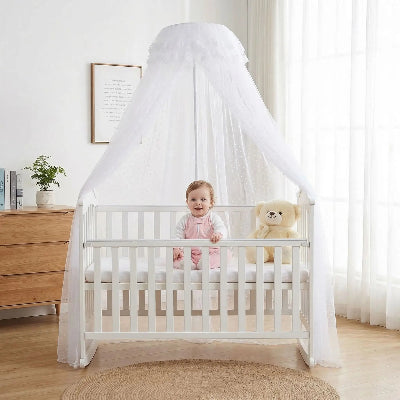 fille dans lit avec ciel de lit bebe avec support
