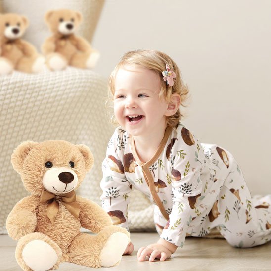 Fille devant ours peluche 