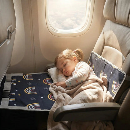 fille dormant sur son lit voyage pour bebe