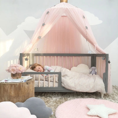 fille dort sous ciel de lit pour berceau bebe